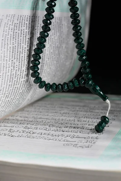 Türkiye, İzmir - 19 Nisan 2022 İslam 'ın kutsal kitabı Kuran' dan görüntüler. Kuran ve İslam tespihi