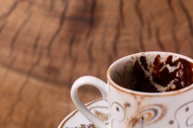 Kahve fincanı fal içindir.