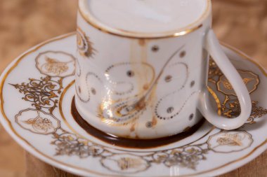 Kahve fincanı fal baktırmak için ters dönmüş.