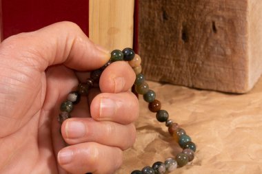 Bir adam ve elinde bir tespih.