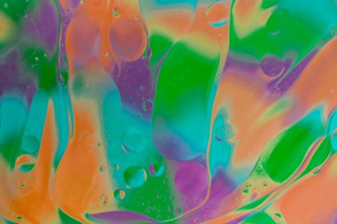 Suyun üzerinde sebze yağı renkli kabarcıklar