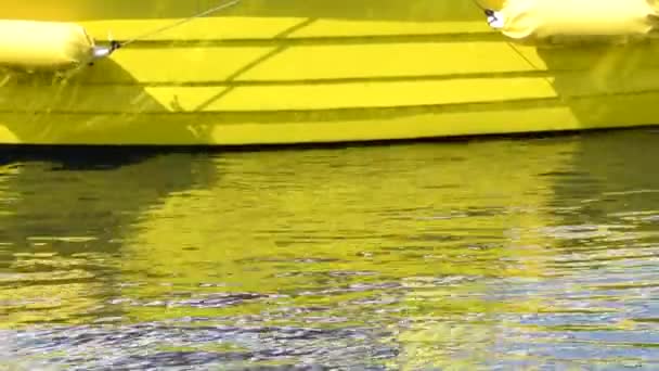 Gelbes Boot Auf Dem Meer Und Funkelt Meer — Stockvideo