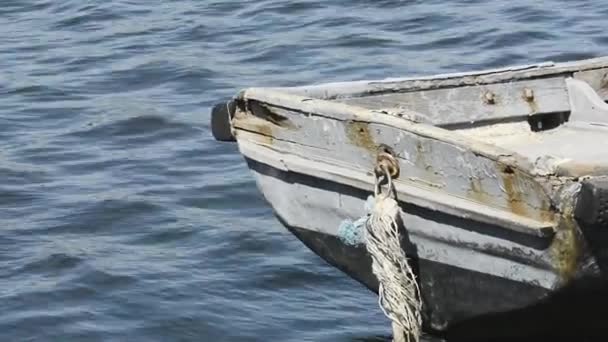 Velho Barco Ondas Minúsculas Mar Azul Profundo — Vídeo de Stock