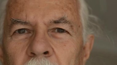 Yaşlı adam elleriyle gözlerini siler. yetişkin portresi