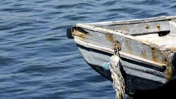 Velho Barco Ondas Minúsculas Mar Azul Profundo — Vídeo de Stock