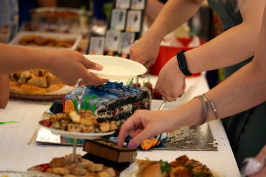 Doğum gününde pasta kesen bir kadın.