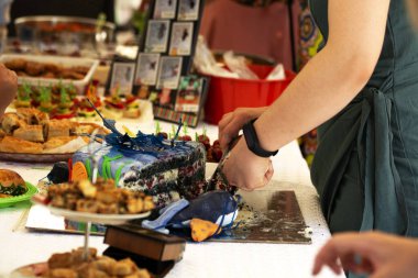 Doğum gününde pasta kesen bir kadın.