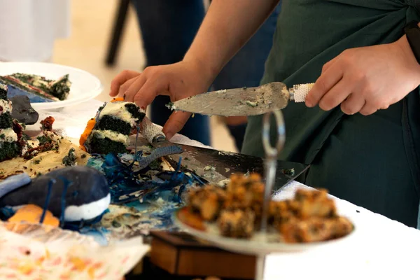 Doğum gününde pasta kesen bir kadın.