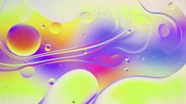 Soyut Renkli Gıda Yağı Kabarcıkları ve küreler Su yüzeyine akıyor