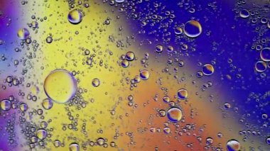 Soyut Renkli Gıda Yağı Kabarcıkları ve küreler Su yüzeyine akıyor