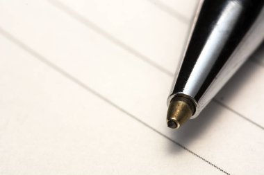 Tükenmez kalemin uç kısmının aşırı yakın çekimi