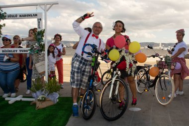 İzmir, Türkiye - 18 Eylül 2022: süslü kadın bisiklet turu