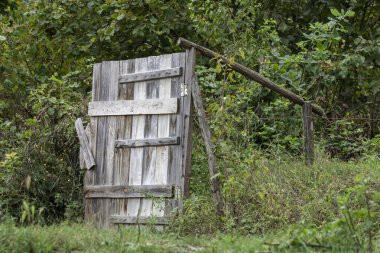 Açık alanda ahşap bahçe kapısı