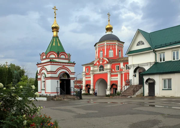 Binnenplaats Van Het Kizichesky Vvedensky Klooster Een Bewolkte Zomerdag Stad — Stockfoto