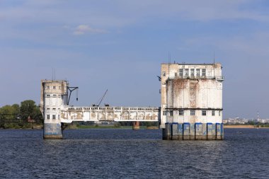 Sovyetler Birliği Mimarisi. Volga nehrinde su girişi var. Kazan, Tataristan Cumhuriyeti, Rusya.