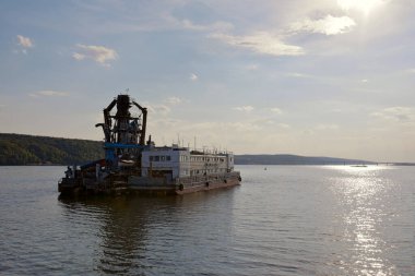 KAZAN, Rusya- 7 Ağustos 2021. Volga nehrinden kum ve mezar kazan bir gemi. Kazan şehri, Tataristan Cumhuriyeti, Rusya.