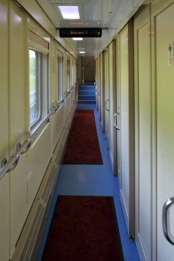 KAZAN, Rusya - 29 HAZİRAN 2021. Rus demiryolları. Moskova - Kazan, Rusya arasındaki çift katlı trende yataklı vagonun ilk bölümünün iç kısmı.