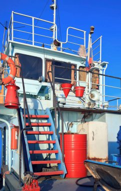 Balıkçı teknesinin güvertesi güneşli bir yaz gününde kapanıyor. Kabinin görüntüsü.