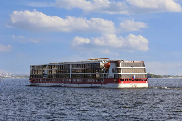 Nave da crociera di lusso a quattro piani sul fiume Volga vicino alla città di Kazan, Repubblica Tatarstan, Russia. — Foto Stock