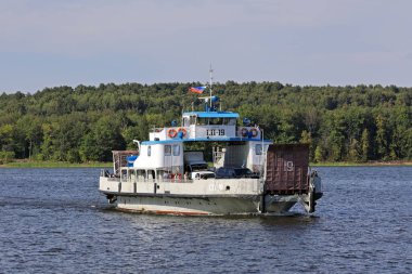 KAZAN, Rusya- 7 Ağustos 2021. Rusya 'nın Tataristan cumhuriyetindeki Kazan şehrinde, Volga Nehri' ni geçen insan ve arabalı feribot..