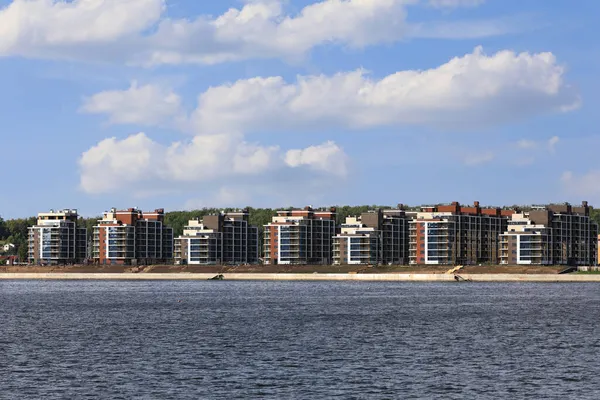伏尔加河岸边的新住宅区。俄罗斯联邦鞑靼斯坦共和国喀山. — 图库照片