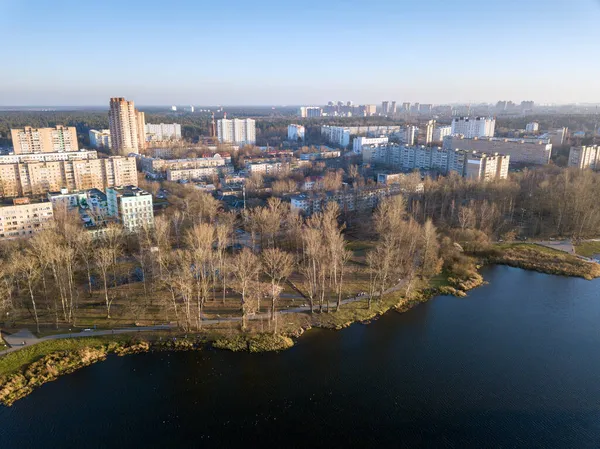 Luftaufnahme Der Wohngegend Und Des Öffentlichen Parks Ufer Des Flusses — Stockfoto