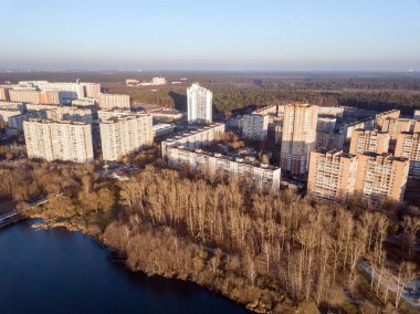 BALASHIKHA, RUSYA - 31 Ekim 2021. Güneşli bir sonbahar gününde Pekhorka nehrinin kıyısındaki yerleşim yerinin ve kamu parkının havadan görüntüsü. Balashikha Şehri, Moskova Oblastı, Rusya.