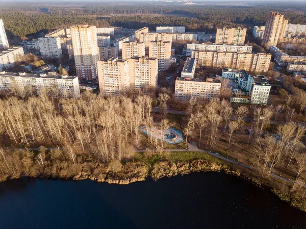 Luftaufnahme Der Wohngegend Und Des Öffentlichen Parks Ufer Des Flusses — Stockfoto