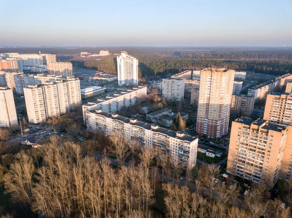 Luftaufnahme des neuen Wohnviertels an einem sonnigen Herbsttag. Stadt Balaschikha, Oblast Moskau, Russland. lizenzfreie Stockbilder