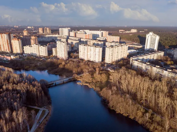 Luftaufnahme des neuen Wohnviertels an einem sonnigen Herbsttag. Stadt Balaschikha, Oblast Moskau, Russland. — Stockfoto