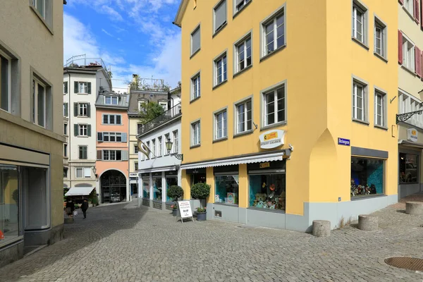 ZURİH, SWitzerland - 16 Eylül 2021. Tarihi merkezin kaldırımlı caddeleri. Zürih, İsviçre, Avrupa.