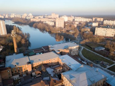 Tarihi merkezin silüeti. Eski pamuk fabrikasının manzarası. Balashikha Şehri, Moskova Oblastı, Rusya.