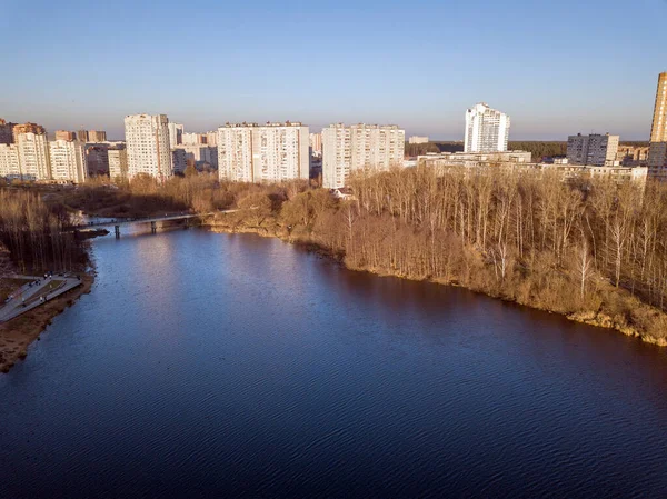 晴れた秋の日にペホルカ川のほとりに住宅街や公園の空中ビュー ロシアのモスクワ州バラシカ市 — ストック写真