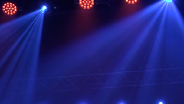 Animation der Bühnenbeleuchtung. Hell glänzende Bühnenlichter blinkende Bewegungs-Entertainment-Scheinwerfer im dunklen, blauen Softlight-Scheinwerfer auf schwarzem Hintergrund. — Stockvideo