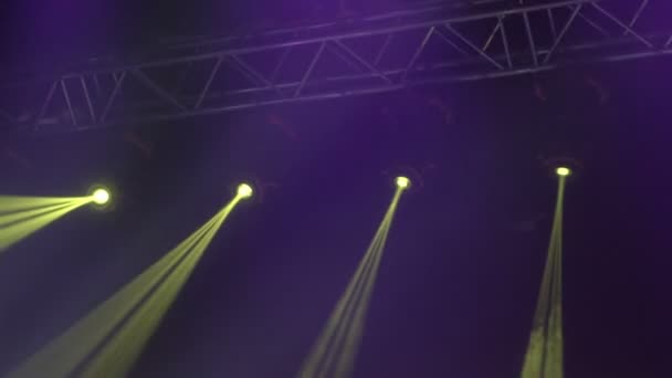 Animatie van het frame van het podium. Heldere glanzende schijnwerpers knipperende beweging entertainment spotlight projectoren in het donker, groen zacht licht spotlight staking op zwarte achtergrond. — Stockvideo