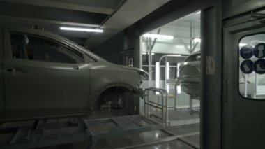 Boyamadan önce araba cesetleri. Araba üretim fabrikası.