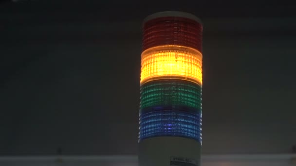 Průmyslová LED signalizační věž signalizuje chybový stav výroby. — Stock video