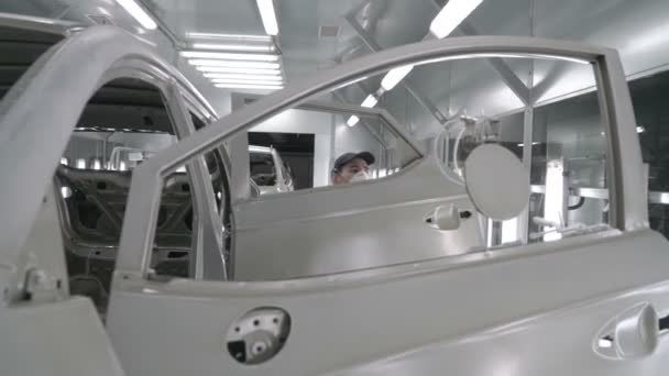 Checkman vérifie l'assemblage des carrosseries avant le processus de peinture. Usine de fabrication automobile. — Video