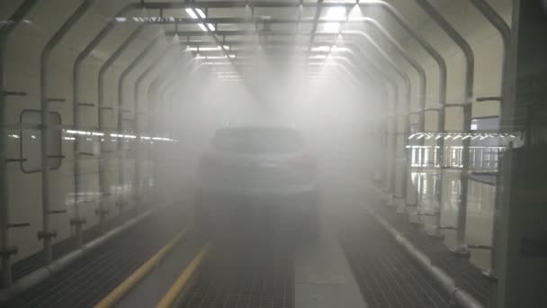 车体准备在汽车制造厂的特殊喷涂室中进行喷涂 — 图库视频影像