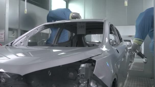 Robotické rameno sprej malování tělo vozidla v továrně na výrobu automobilů — Stock video