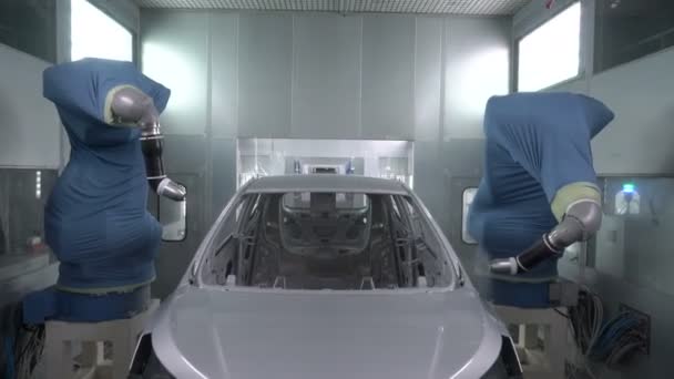 Robotické rameno sprej malování tělo vozidla v továrně na výrobu automobilů — Stock video