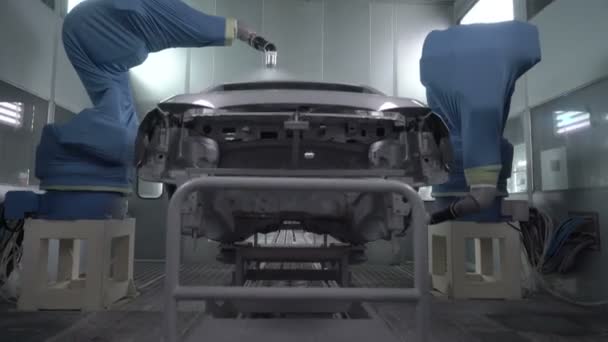 自動車製造工場で車体を塗装するロボットアームスプレー — ストック動画