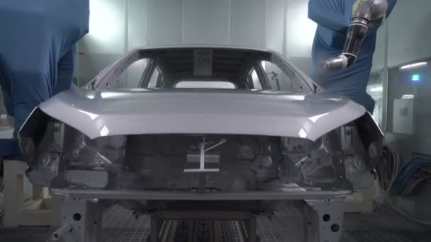 Robot broni spray malowanie nadwozia pojazdu w fabryce samochodów — Wideo stockowe