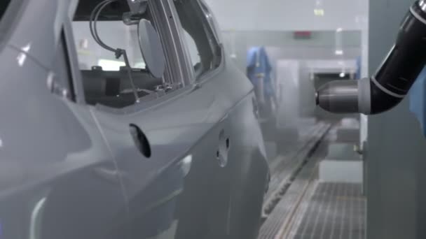 Robot broni spray malowanie nadwozia pojazdu w fabryce samochodów — Wideo stockowe