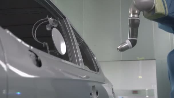 Robot silah spreyi araba imalat fabrikasında bir araç cesedi boyuyor. — Stok video