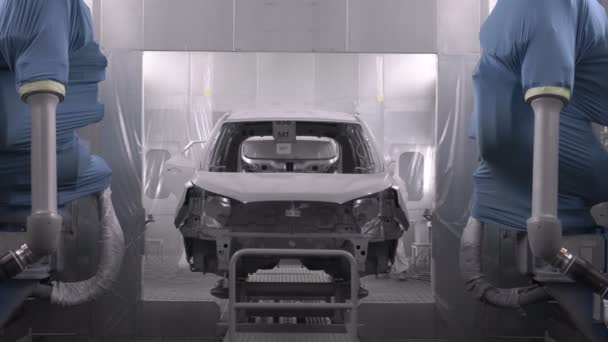 Ζωγραφική μέρη του οχήματος σε sprcial περίπτερο. Εργοστάσιο κατασκευής αυτοκινήτων. Δύο ζωγράφοι ψεκάζουν λευκή μπογιά σε ένα συγκρουόμενο αυτοκίνητο. — Αρχείο Βίντεο