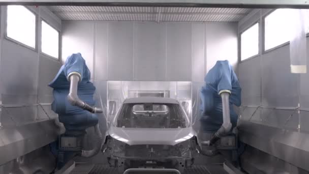 Pulverizador de braços robóticos pintando um corpo de veículo em uma fábrica de fabricação de carros — Vídeo de Stock