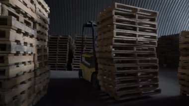 Elektirik forklifti işçiler kullanıyor. Yükleme sırasında kutularla yükleyici ve tahta palet.
