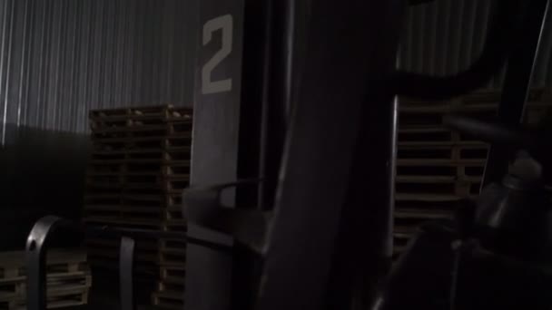 Werknemer bestuurt de elektrische vorkheftruck. Lader en houten pallet met kisten bij het laden. — Stockvideo