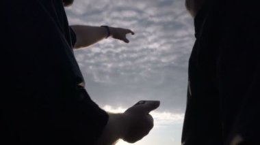 İşadamı ve tarımcı akıllı telefondan tarım uygulamasının yardımıyla çalışıyor. Buğday hasadı tarlada olgunlaşıyor. Akıllı iş..